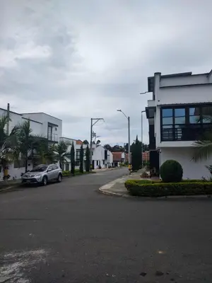 a car parked on a street next to a building at Apartamento acogedor para vacacionar o de trabajo in Rionegro