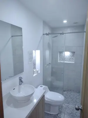 a bathroom with a sink and a toilet and a shower at Apartamento acogedor para vacacionar o de trabajo in Rionegro