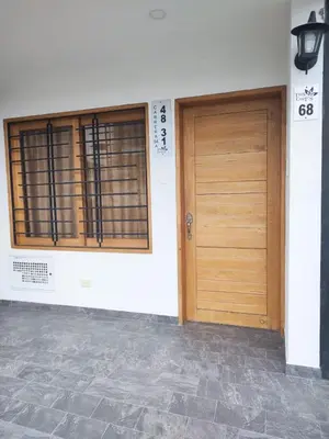 a pair of wooden doors on a building at Apartamento acogedor para vacacionar o de trabajo in Rionegro