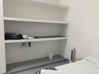 a bedroom with white shelves and a bed at Aloja-T en Apartamento amoblado SIN balcón en Ciudad Bolivar in Ciudad Bolívar