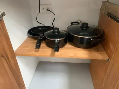 two pots and pans sitting on a wooden shelf at Aloja-T en Apartamento amoblado SIN balcón en Ciudad Bolivar in Ciudad Bolívar