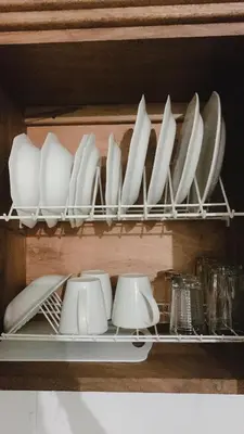 a group of plates and bowls on a shelf at Aloja-T en Apartamento amoblado SIN balcón en Ciudad Bolivar in Ciudad Bolívar