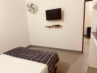 a bedroom with a bed with a tv on the wall at Aloja-T en Apartamento amoblado SIN balcón en Ciudad Bolivar in Ciudad Bolívar