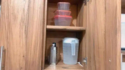 a cupboard with a bunch of cups in it at Aloja-T en Apartamento amoblado 6 con balcón Ciudad Bolivar in Ciudad Bolívar