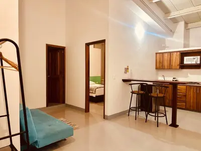 a living room with a kitchen and a counter top at Aloja-T en Apartamento amoblado 6 con balcón Ciudad Bolivar in Ciudad Bolívar
