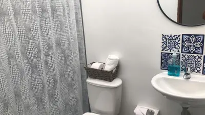 a bathroom with a toilet and a sink and a shower at Aloja-T en Apartamento amoblado 6 con balcón Ciudad Bolivar in Ciudad Bolívar