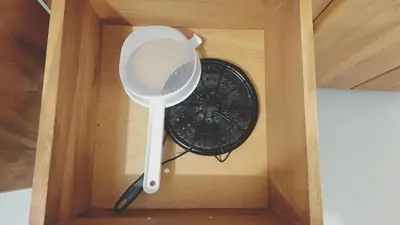 a white spatula in a wooden wooden box at Aloja-T en Apartamento amoblado 6 con balcón Ciudad Bolivar in Ciudad Bolívar