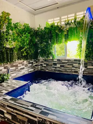 a hot tub with a water fountain in a room at Cabaña Santorini Colombiano in Puerto Triunfo