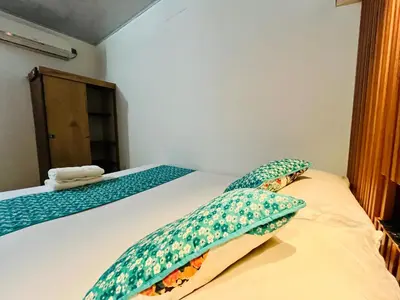 a bedroom with two beds with pillows on them at Cabaña Santorini Colombiano in Puerto Triunfo