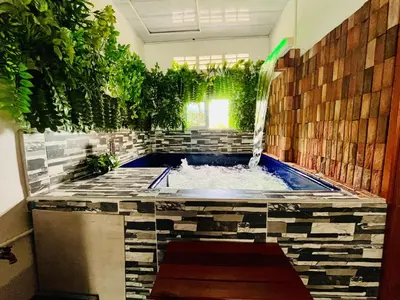 a jacuzzi tub in a room with plants at Cabaña Santorini Colombiano in Puerto Triunfo