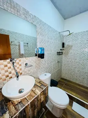 a bathroom with a sink and a toilet at Cabaña Santorini Colombiano in Puerto Triunfo