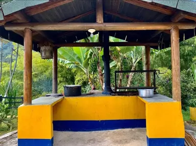 an outdoor kitchen with a yellow and blue at Finca Hotel Alto la María in Angelópolis