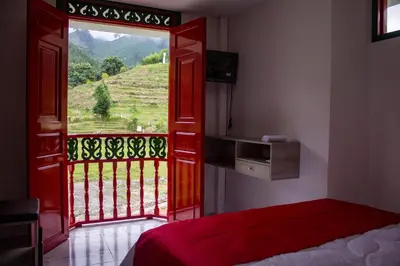 a room with a bed and a window with a view at El Edén hotel Campestre in Pensilvania
