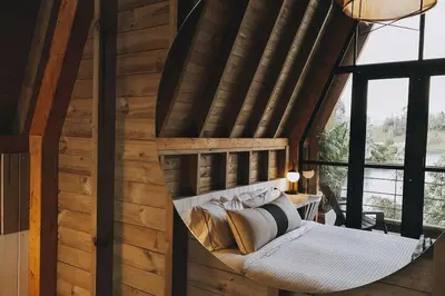 a room with a bed in a wooden house at KABINE in El Peñol