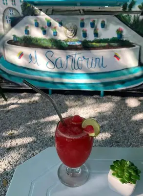 a drink in a glass sitting on a table at El santorini colombiano en Doradal in Puerto Triunfo