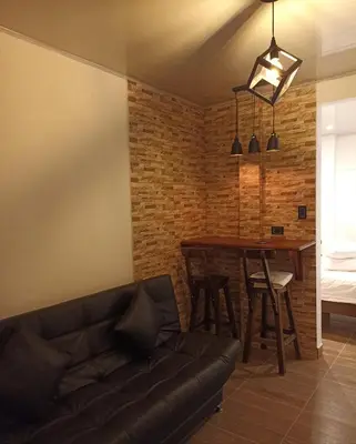 a living room with a couch and a table at El santorini colombiano en Doradal in Puerto Triunfo