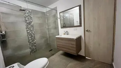 a bathroom with a shower and a toilet and a sink at Apto Moderno, Ubicacion Perfecta, a media calle del Malecon y Embalse, a 8 min de la Piedra del Peñol in Guatapé