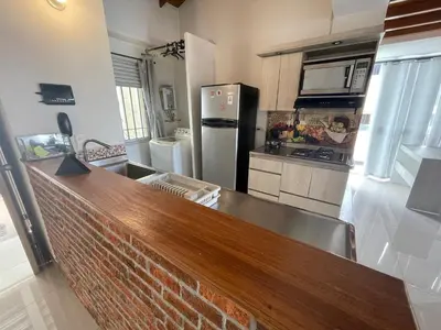 a kitchen with a brick counter top in a kitchen at Apartamento Lof, Dúplex, iluminado, bueno , céntrico y bien ubicado en Laureles estadio in Medellín