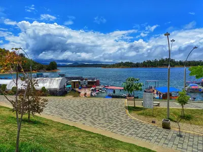 a view of a lake with boats in the water at Apartamento Centro Guatapé, parque y embalse in Guatapé