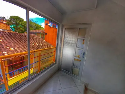an empty balcony with a view of a roof at Apartamento Centro Guatapé, parque y embalse in Guatapé