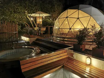 a jacuzzi tub in a garden with a glass dome at Nazca Glamping in Villamaría