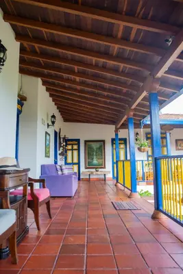 a large living room with a wooden ceiling at FINCA HOTEL CARMONIA DEL BOSQUE in Venecia