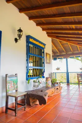 a room with a bench and a window on the wall at FINCA HOTEL CARMONIA DEL BOSQUE in Venecia