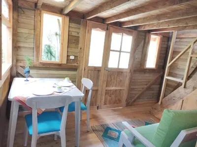 a dining room with a table and chairs in a cabin at La Cabaña de Huckleberry in El Retiro