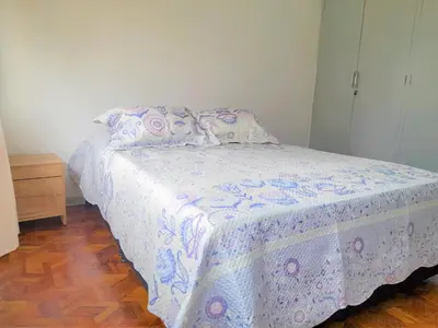 a bedroom with a bed with a purple and white blanket at Casa Jaguar Manizales sector Cable in Manizales
