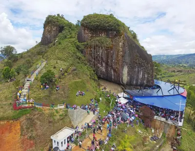 a large crowd of people standing on a mountain at Finca Palma de Coco, Municipio de el Peñol Antioquia in El Peñol