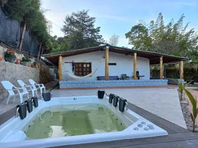 a bath tub in the middle of a patio at Finca Palma de Coco, Municipio de el Peñol Antioquia in El Peñol