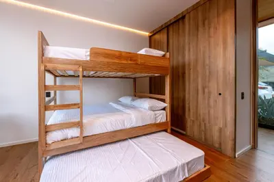 a bunk bed room with two bunk beds at Villa al lado de la represa de Guatapé con jacuzzi y cancha de tennis privada in El Peñol