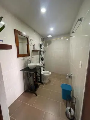 a bathroom with a sink and a toilet at Villa Chela, Hermosa casa de descanso, Venecia Antioquia in Venecia