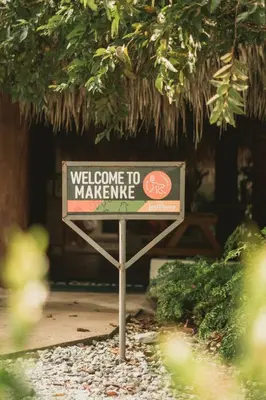 a welcome to makeeline sign in front of a building at Makenke Hostel By Los Colores Ecoparque in Doradal