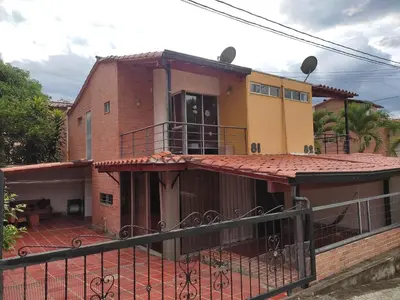 a house with a balcony in front of it at Cabaña con aire acondicionado San Jeronimo in San Jerónimo