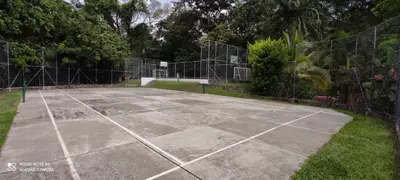 a tennis court in a yard with a tennis racket at Cabaña con aire acondicionado San Jeronimo in San Jerónimo