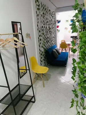 a living room with a ladder and a yellow chair at Confortable Habitación en Apartamento Amoblado Jardin in Jardin