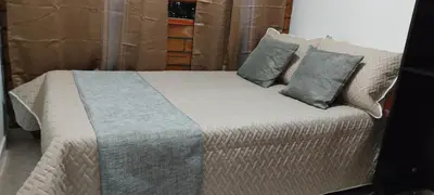 a bed with pillows on it in a room at Hermoso Apartamento Ubicado en Zona Céntrica de Medellín in Medellín