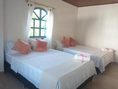 two beds in a room with a window at Aldea Inmueble in Doradal