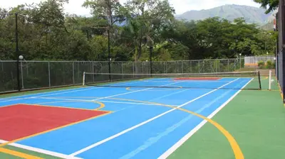 a basketball court with a blue and red at CASA VACACIONAL CON PISCINAS EN SAN JERONIMO - CIUDADELA PREMIUm in Medellín