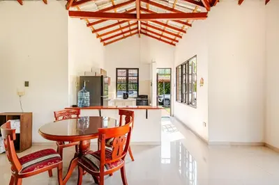 a kitchen and dining room with a table and chairs at Moderna cabaña en Viterbo con Aire AC y Piscina in Viterbo
