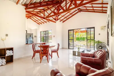 a kitchen and living room with a table and chairs at Moderna cabaña en Viterbo con Aire AC y Piscina in Viterbo
