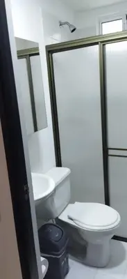 a bathroom with a toilet and a sink at Hermoso Apartasol!! cerca a Plaza Principal, Aire Acondicionado, Vista a la Piscina in Santa Fe de Antioquia