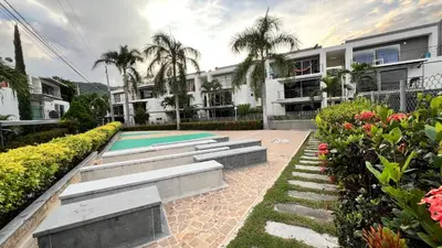 a resort with a swimming pool and a building at Hermoso Apartasol!! cerca a Plaza Principal, Aire Acondicionado, Vista a la Piscina in Santa Fe de Antioquia