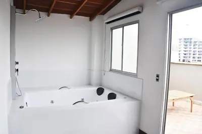 a white bath tub in a room with a window at Apartamento de 3 habitaciones con jacuzzi deluxe! in Envigado