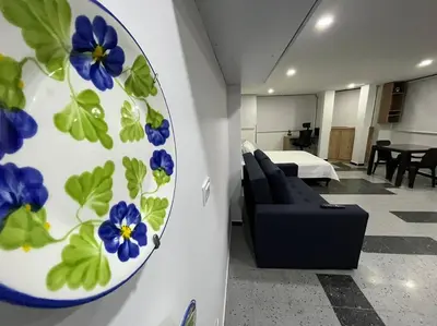 a living room with a blue and green plate on the wall at Puesta de Sol El Carmen de Viboral in Carmen de Viboral