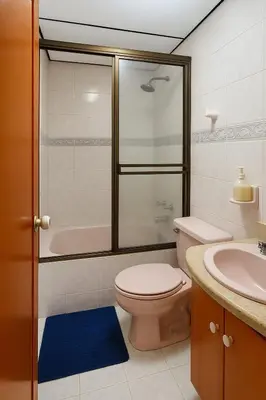 a bathroom with a shower and a toilet and a sink at Fuera de Casa como en Casa in Manizales