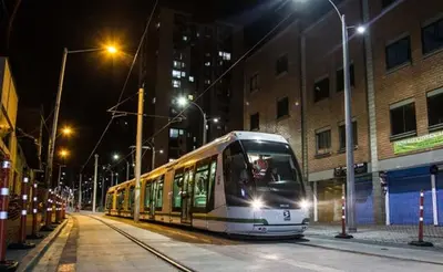 a train on a city street at night at Hermoso loft en medellin in Medellín