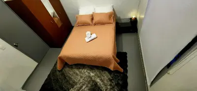 an overhead view of a bed in a small room at Hermosa Habitación in Medellín