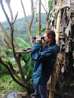 a man taking a picture with a telescope at hospedaje rural finca cafetera La Maloka in Jardin